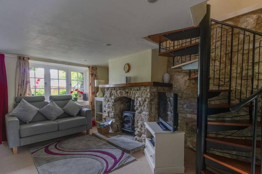 FOX COTTAGE, family friendly, with a garden in Sutton Poyntz