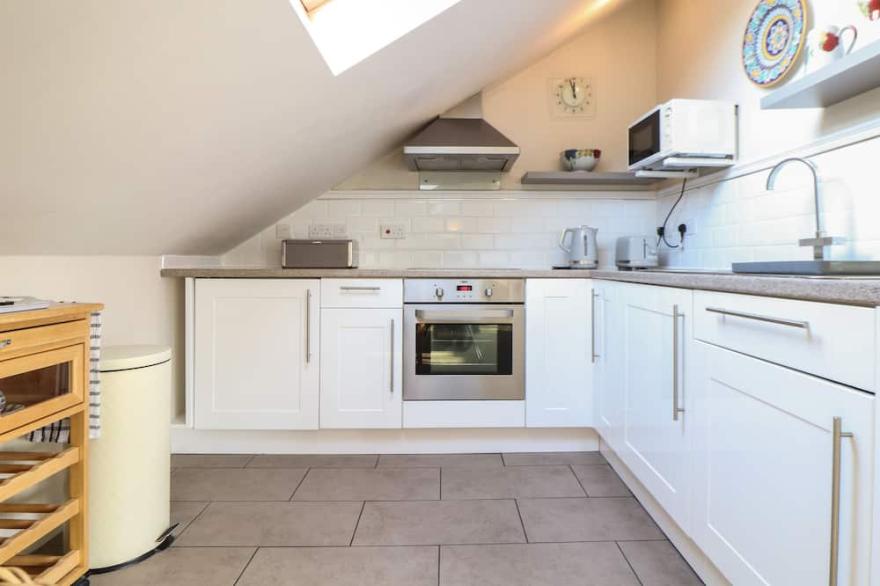 FERN COTTAGE, pet friendly, with a garden in St Day