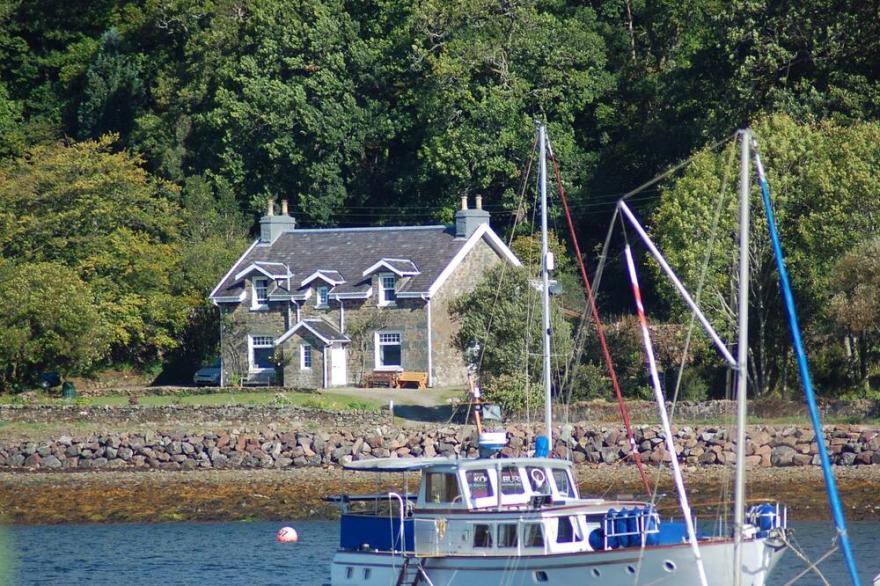 Spacious house, for upto 8, family & pet friendly, by the sea, with garden