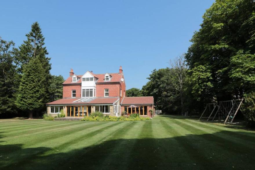 THWAITEFIELD, pet friendly, with open fire in Goathland