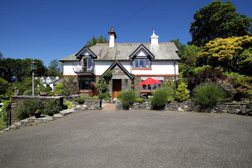 Wow 4 Bed detached house Lake Views, enviable location with Wifi, Log Burner