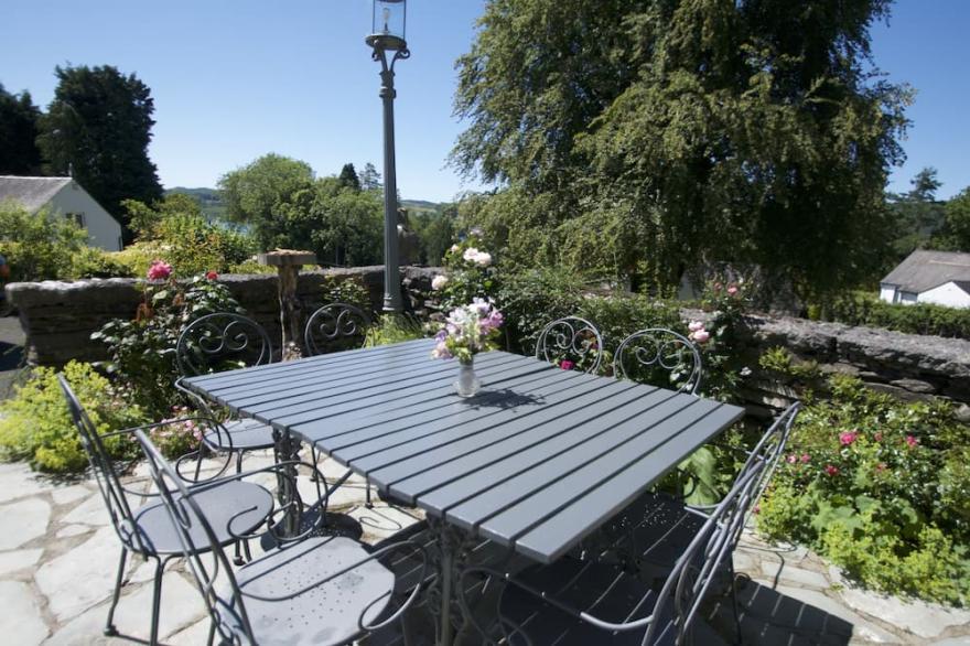 Wow 4 Bed detached house Lake Views, enviable location with Wifi, Log Burner