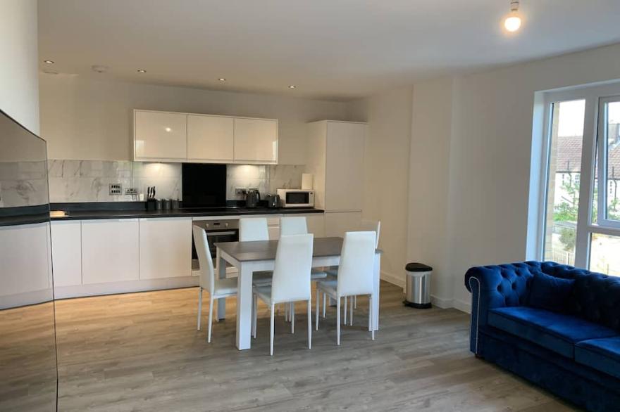 3 Bedroom Modern Apartment in London