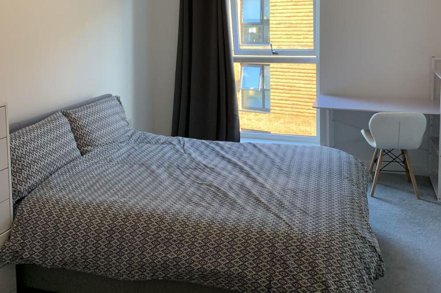 3 Bedroom Modern Apartment in London