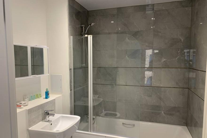 3 Bedroom Modern Apartment in London