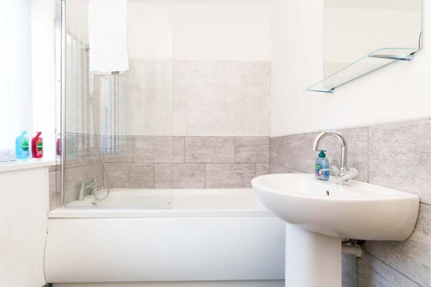 Albion 2 Bed Apartment Sleeps 6 with Parking