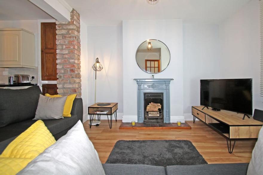 Bwthyn Cloch Glas - Beaumaris - Anglesey-  sleeps 6 guests  in 2 bedrooms