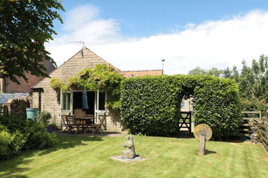 HENHOUSE COTTAGE, pet friendly, with open fire in Gillamoor