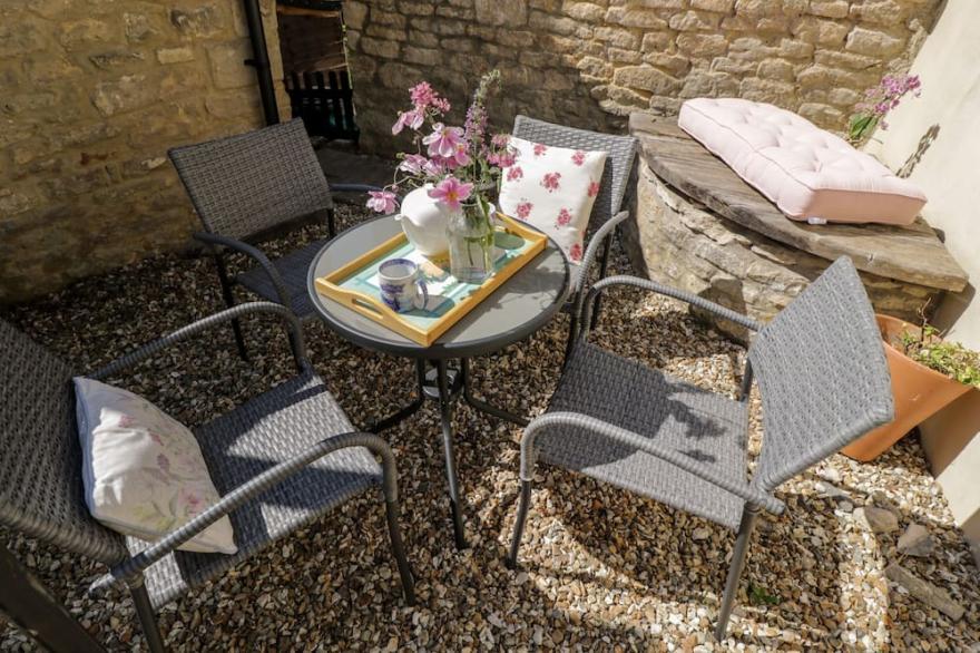 BEECH COTTAGE, pet friendly, character holiday cottage in Stroud