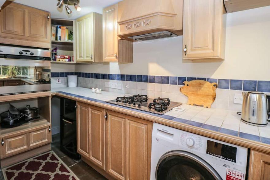 BEECH COTTAGE, pet friendly, character holiday cottage in Stroud