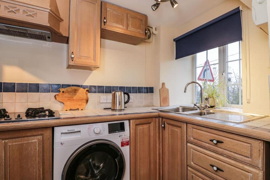 BEECH COTTAGE, pet friendly, character holiday cottage in Stroud