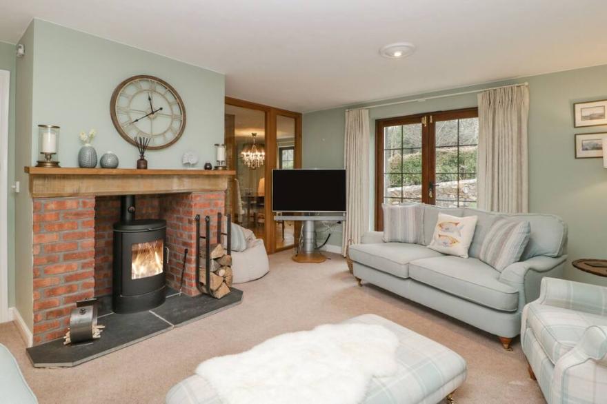 SUNDOWNER COTTAGE, family friendly, with a garden in Axminster