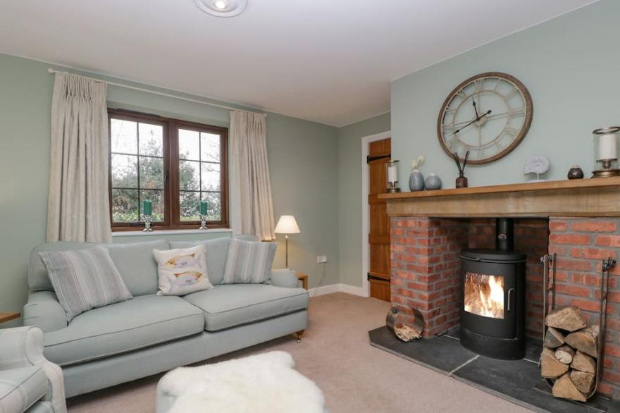 SUNDOWNER COTTAGE, family friendly, with a garden in Axminster