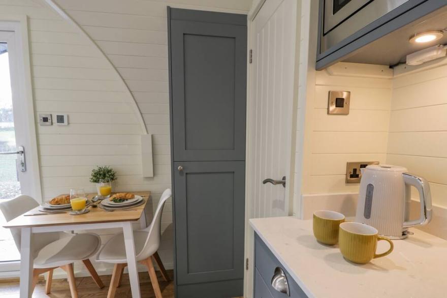 Y DDERWEN, romantic, with hot tub in Ruthin