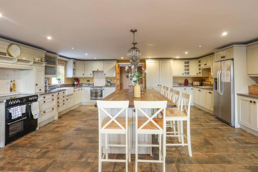 THE FARM HOUSE, pet friendly, character holiday cottage in Llangefni