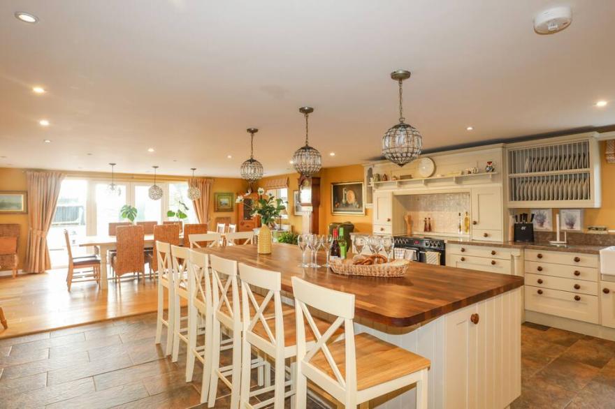 THE FARM HOUSE, pet friendly, character holiday cottage in Llangefni