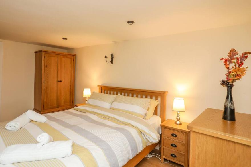 THE FARM HOUSE, pet friendly, character holiday cottage in Llangefni