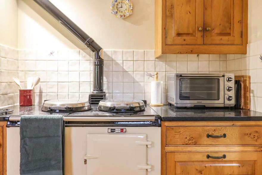 POSBURY LODGE, pet friendly, character holiday cottage in Crediton
