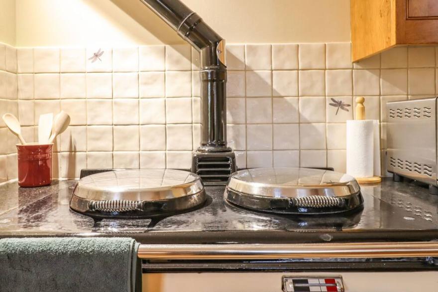 POSBURY LODGE, pet friendly, character holiday cottage in Crediton