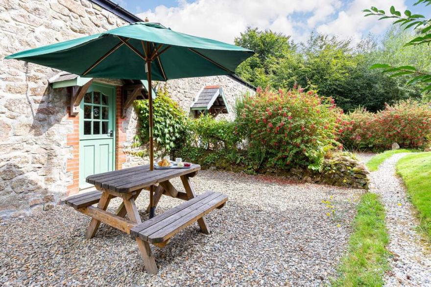 THYME COTTAGE, family friendly, with open fire in Bodmin Moor