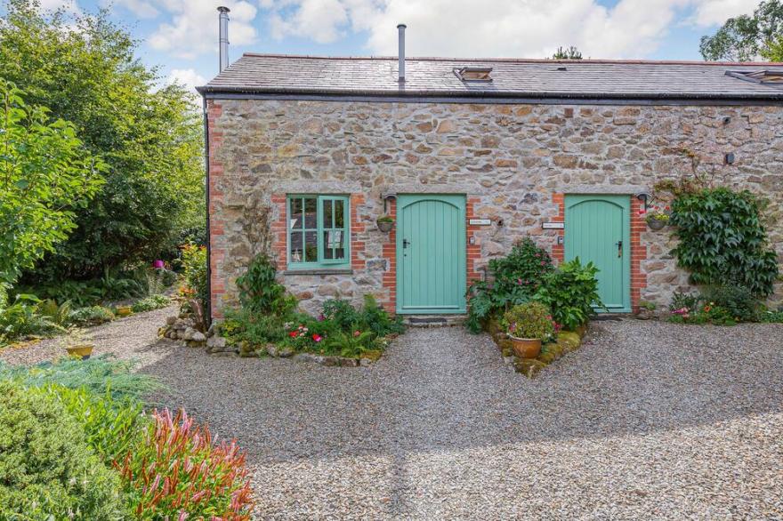 LAVENDER COTTAGE, pet friendly, with open fire in Bodmin Moor