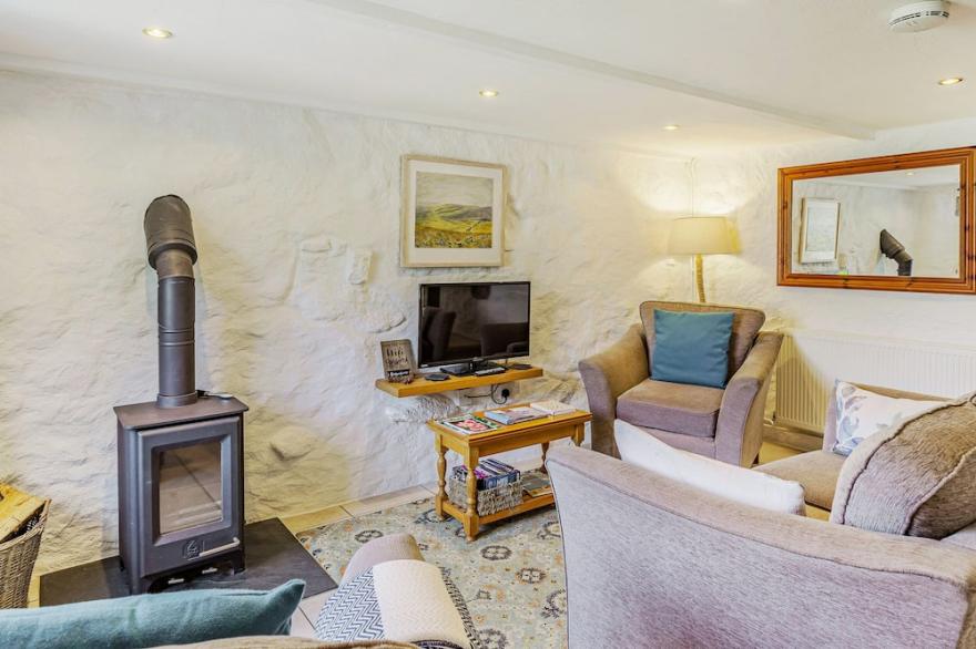 LAVENDER COTTAGE, pet friendly, with open fire in Bodmin Moor