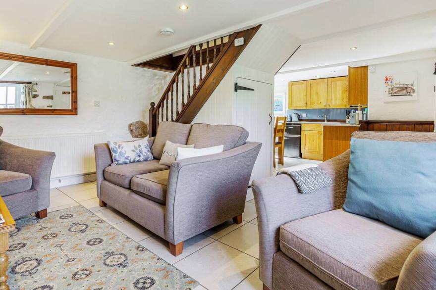 LAVENDER COTTAGE, pet friendly, with open fire in Bodmin Moor