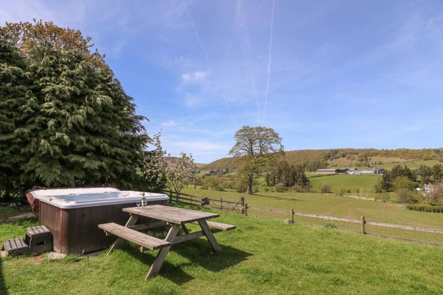 GLANYRAFON BUNGALOW, pet friendly, with hot tub in St Harmon
