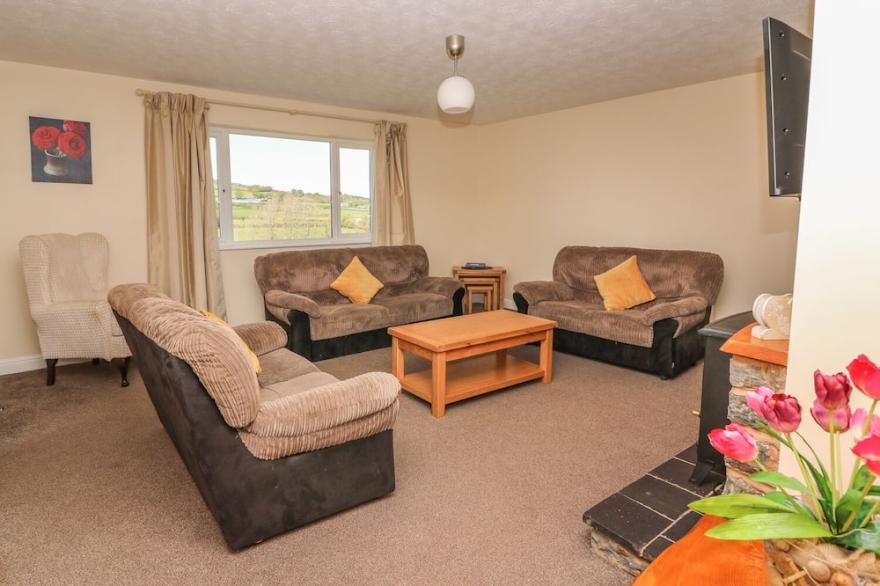 GLANYRAFON BUNGALOW, pet friendly, with hot tub in St Harmon