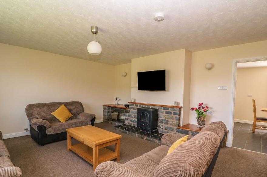 GLANYRAFON BUNGALOW, pet friendly, with hot tub in St Harmon