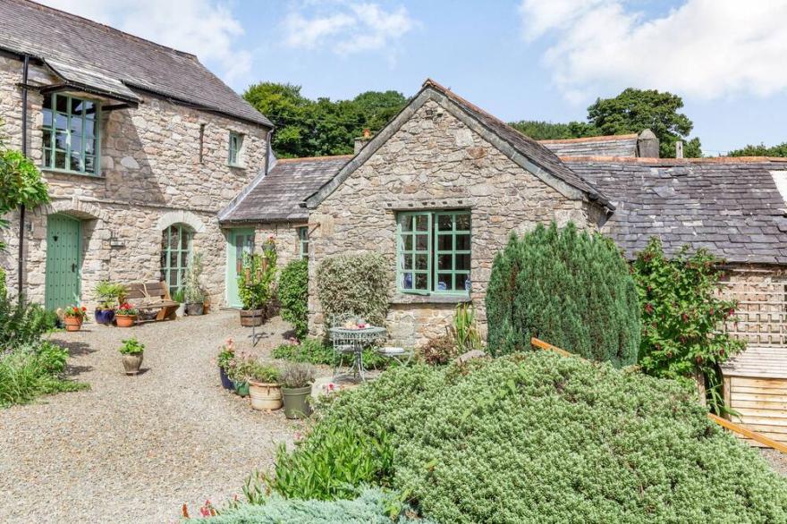 ROSEMARY COTTAGE, pet friendly, with open fire in Bodmin Moor