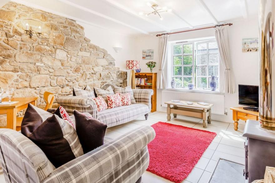 ROSEMARY COTTAGE, pet friendly, with open fire in Bodmin Moor