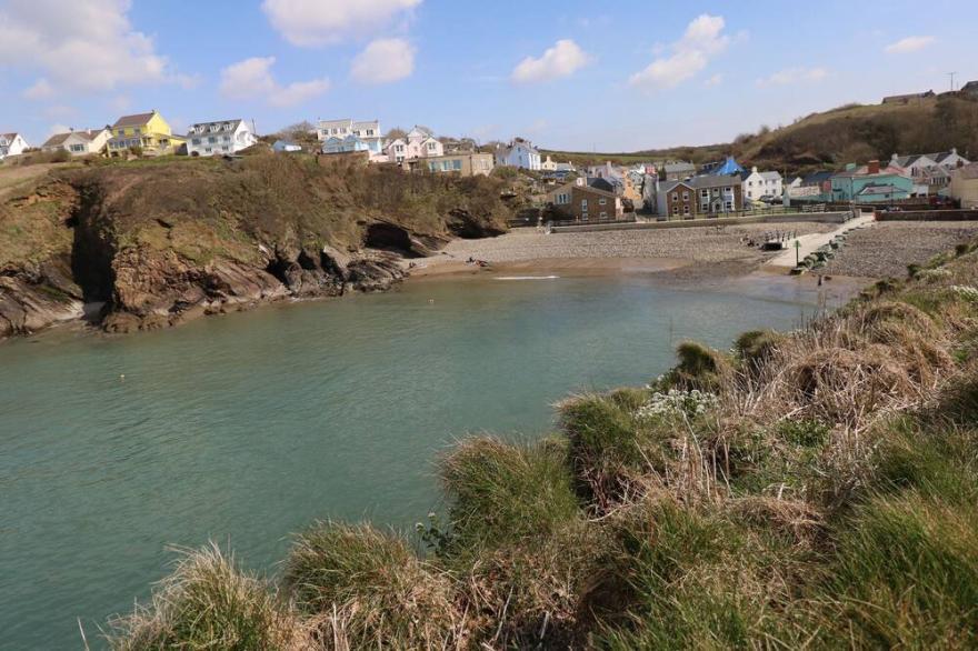 DRIFTWOOD LODGE, pet friendly, with hot tub in Broad Haven