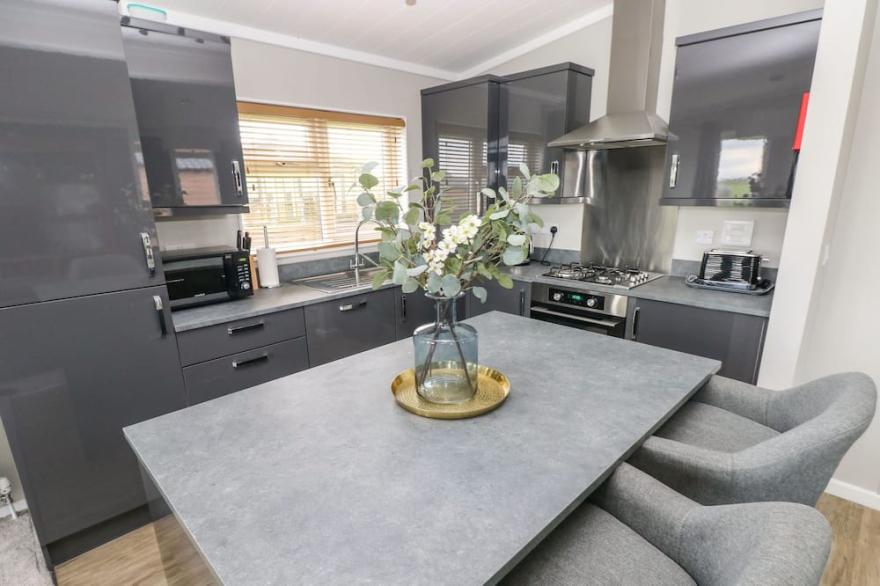 DRIFTWOOD LODGE, pet friendly, with hot tub in Broad Haven