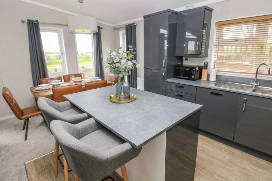 DRIFTWOOD LODGE, pet friendly, with hot tub in Broad Haven