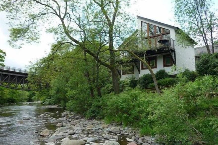 Keswick Bridge is within walking distance of Keswick town centre with private parking