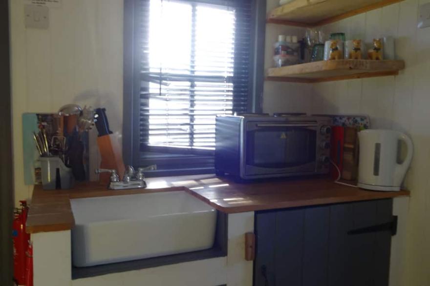 Ryans Retreat, shepherds hut with hot tub and pet friendly close to beach and Hadrian's Wall