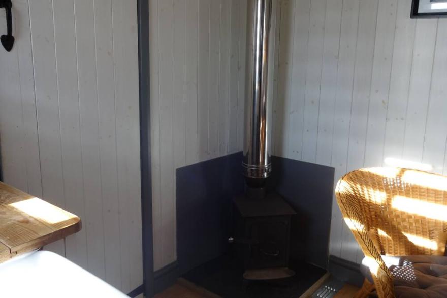 Ryans Retreat, shepherds hut with hot tub and pet friendly close to beach and Hadrian's Wall