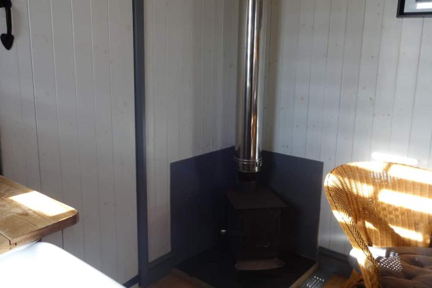 Shepherds hut with hot tub and pet friendly, close to the beach and Hadrian's wall.
