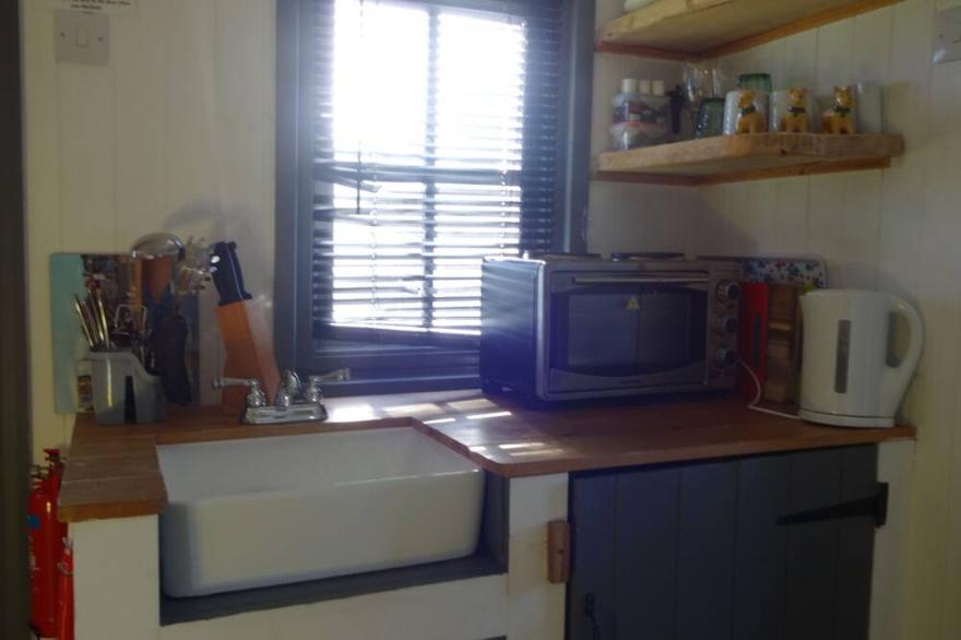 Shepherds hut with hot tub and pet friendly, close to the beach and Hadrian's wall.