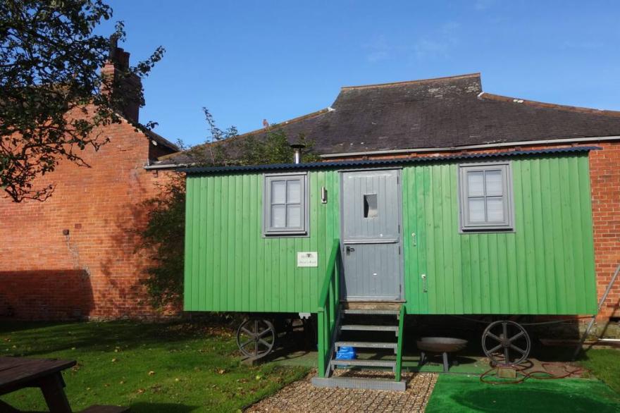 Shepherds Hut with en-suite shower room and on site Bistro and gym