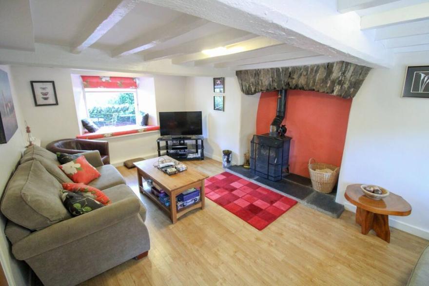 Woodside Cottage close to Windermere with wood burning stove, beams and leisure club included