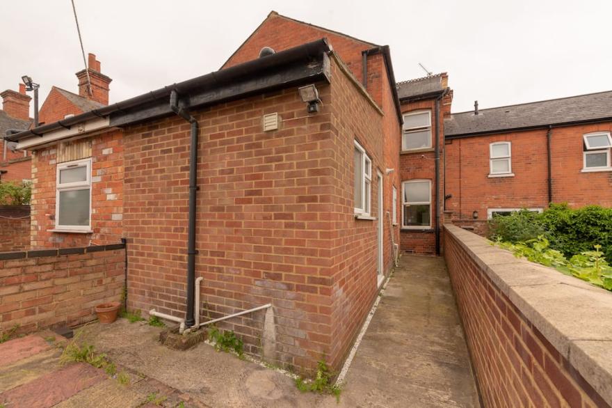 Modern 3BR Townhouse- Sky Q, Xbox and Pool Table