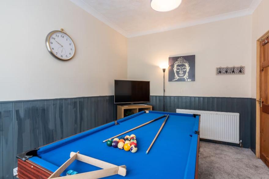 Modern 3BR Townhouse- Sky Q, Xbox and Pool Table