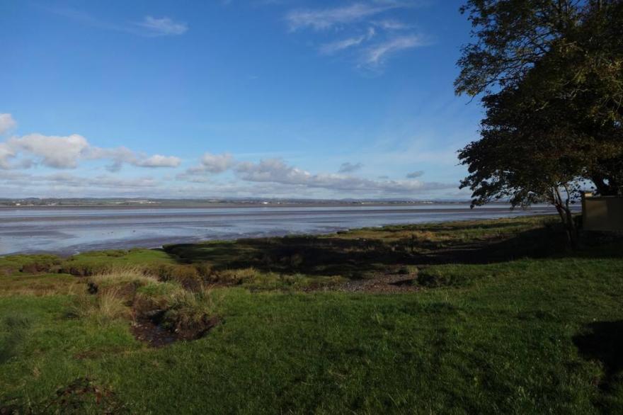 Family room in the farmhouse, sleeping 4, breakfast included in onsite bistro close to beach