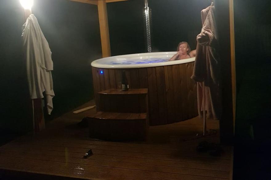 large bungalow near harrogate with hot tub and pool