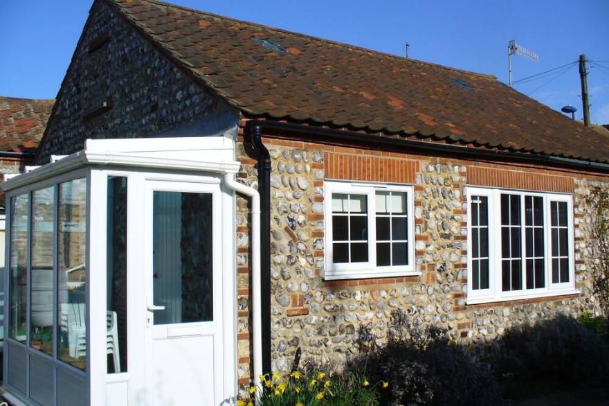 In a quiet street this pretty bungalow is located close to the beach & the town centre of Sheringham