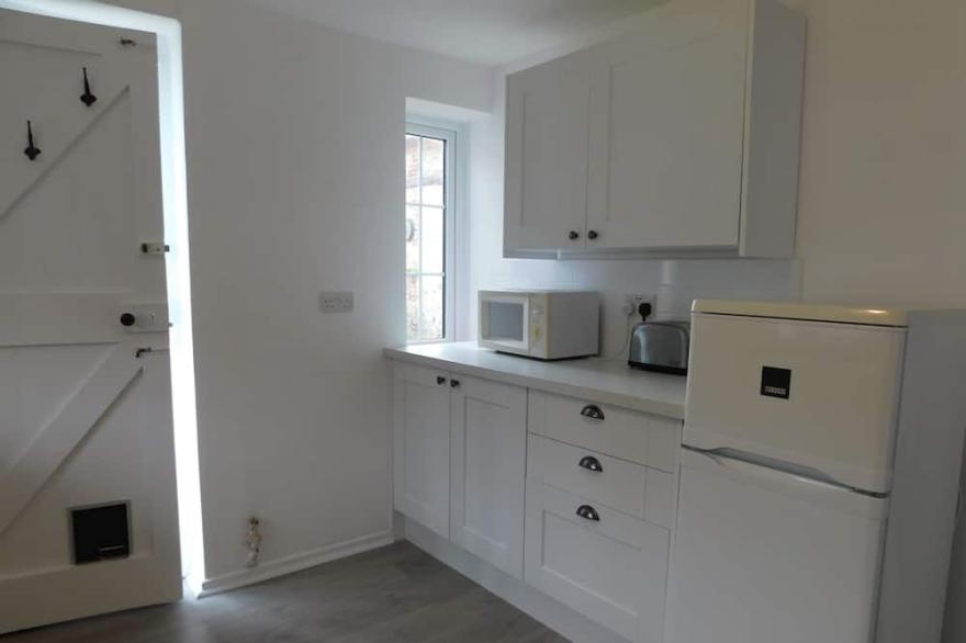 In a quiet street this pretty bungalow is located close to the beach & the town centre of Sheringham
