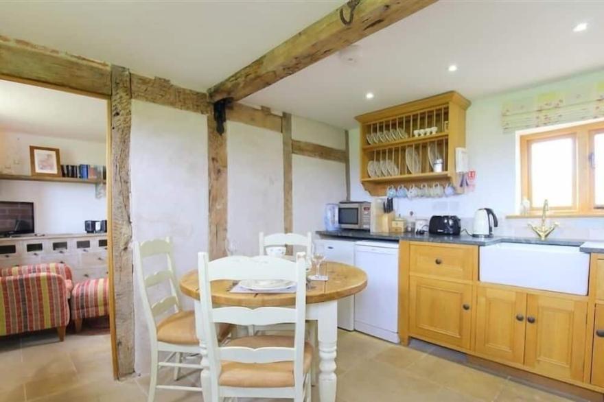 THE SHOOTING FOLLY, romantic, with hot tub in Cheswardine