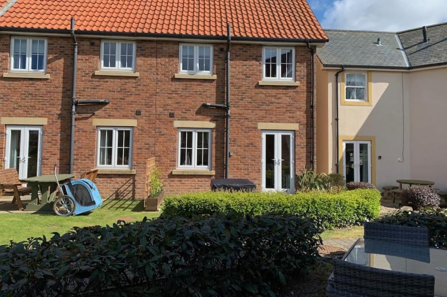 Seaside Cottage -  a cottage that sleeps 4 guests  in 2 bedrooms